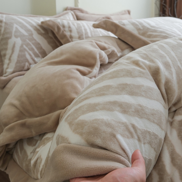 91家纺网 家纺一手货源 找家纺 米奈家居 2025新款立体雕花拼角款牛奶绒四件套 浮光-咖