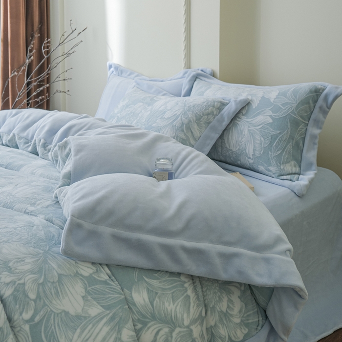 91家纺网 家纺一手货源 找家纺 米奈家居 2025新款立体雕花拼角款牛奶绒四件套 花间集-蓝