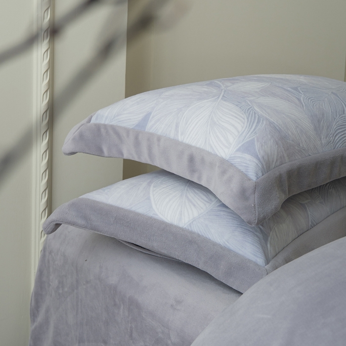 91家纺网 家纺一手货源 找家纺 米奈家居 2025新款立体雕花拼角款牛奶绒四件套 秋影-灰蓝