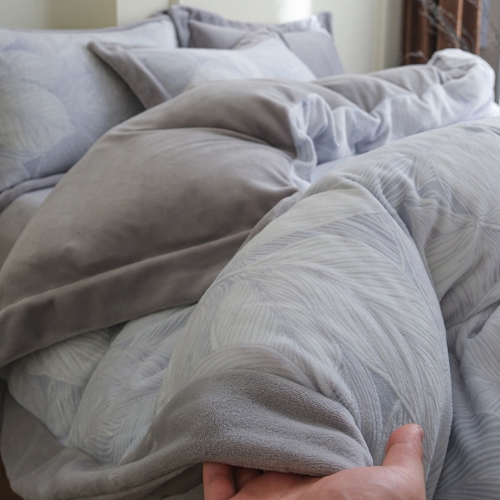 91家纺网 家纺一手货源 找家纺 米奈家居 2025新款立体雕花拼角款牛奶绒四件套 秋影-灰蓝