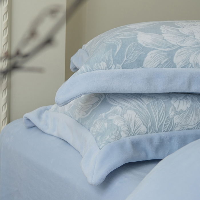 91家纺网 家纺一手货源 找家纺 米奈家居 2025新款立体雕花拼角款牛奶绒四件套 花间集-蓝