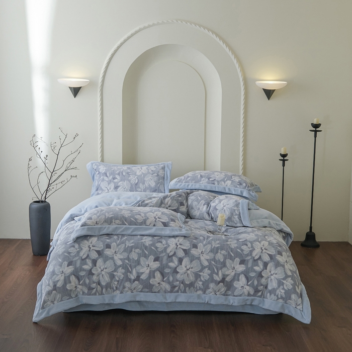 91家纺网 家纺一手货源 找家纺 米奈家居 2025新款立体雕花拼角款牛奶绒四件套 花如玉-蓝