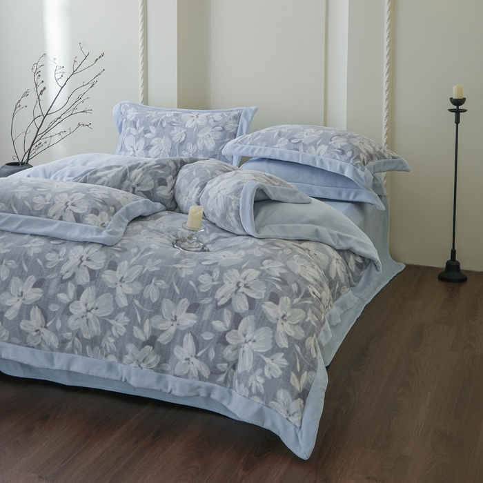 91家纺网 家纺一手货源 找家纺 米奈家居 2025新款立体雕花拼角款牛奶绒四件套 花如玉-蓝