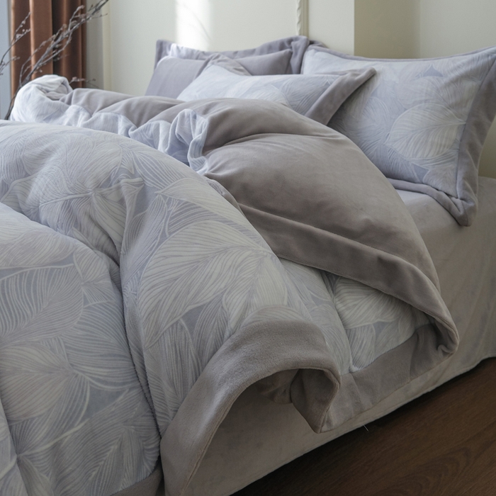 91家纺网 家纺一手货源 找家纺 米奈家居 2025新款立体雕花拼角款牛奶绒四件套 秋影-灰蓝