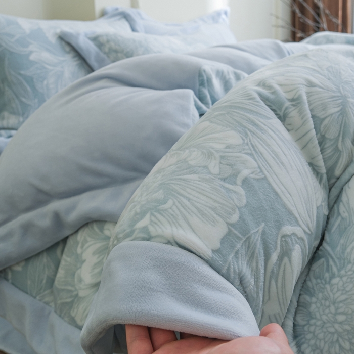 91家纺网 家纺一手货源 找家纺 米奈家居 2025新款立体雕花拼角款牛奶绒四件套 花间集-蓝