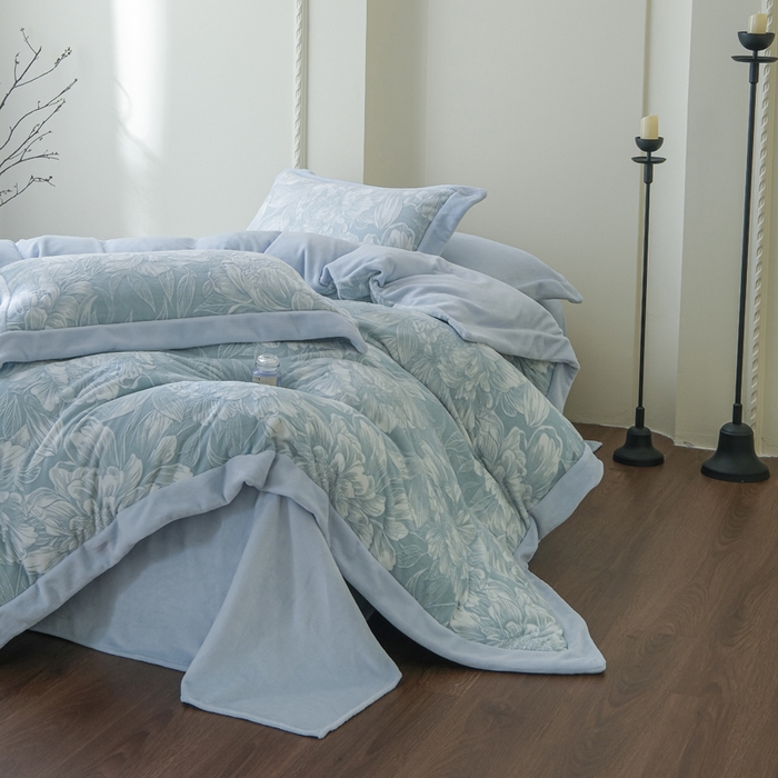 91家纺网 家纺一手货源 找家纺 米奈家居 2025新款立体雕花拼角款牛奶绒四件套 花间集-蓝