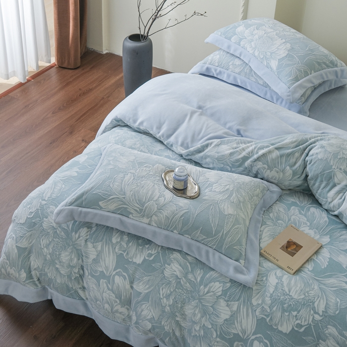 91家纺网 家纺一手货源 找家纺 米奈家居 2025新款立体雕花拼角款牛奶绒四件套 花间集-蓝