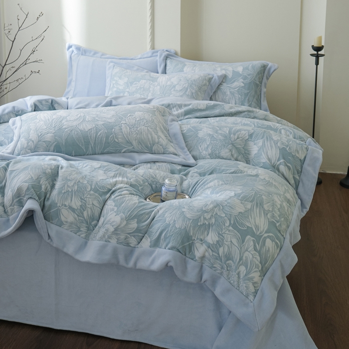 91家纺网 家纺一手货源 找家纺 米奈家居 2025新款立体雕花拼角款牛奶绒四件套 花间集-蓝