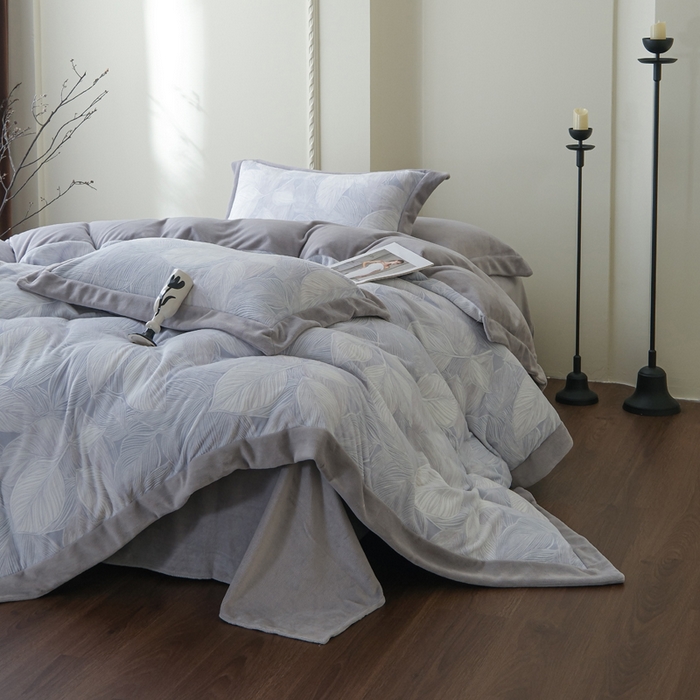 91家纺网 家纺一手货源 找家纺 米奈家居 2025新款立体雕花拼角款牛奶绒四件套 秋影-灰蓝