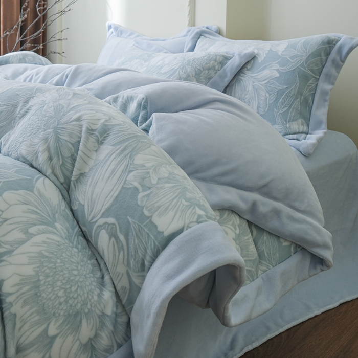 91家纺网 家纺一手货源 找家纺 米奈家居 2025新款立体雕花拼角款牛奶绒四件套 花间集-蓝