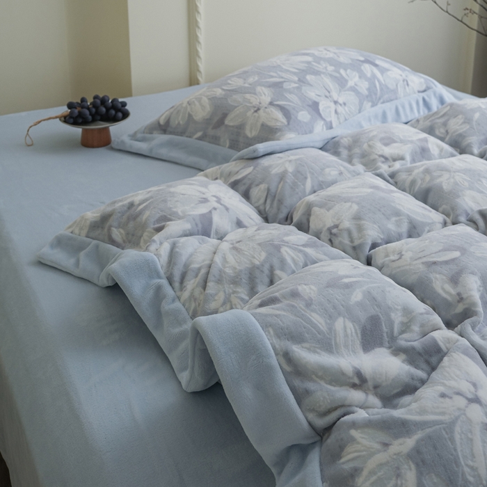 91家纺网 家纺一手货源 找家纺 米奈家居 2025新款立体雕花拼角款牛奶绒四件套 花如玉-蓝