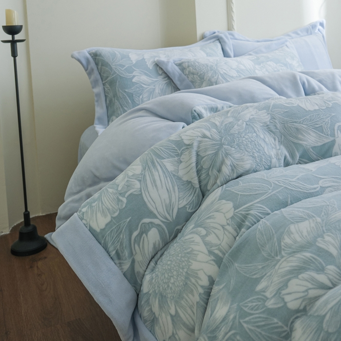 91家纺网 家纺一手货源 找家纺 米奈家居 2025新款立体雕花拼角款牛奶绒四件套 花间集-蓝