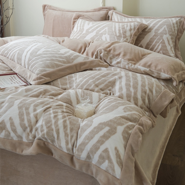 米奈家居 2025新款立体雕花拼角款牛奶绒四件套 浮光-咖