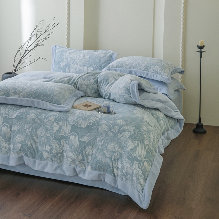 91家纺网 家纺一手货源 找家纺 米奈家居 2025新款立体雕花拼角款牛奶绒四件套 花间集-蓝