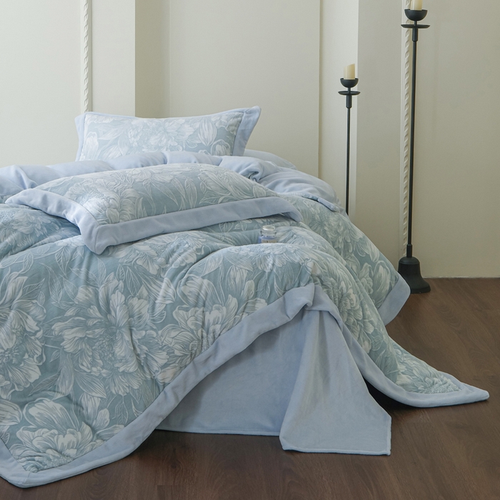 91家纺网 家纺一手货源 找家纺 米奈家居 2025新款立体雕花拼角款牛奶绒四件套 花间集-蓝