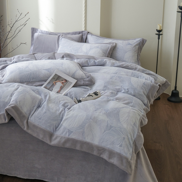 91家纺网 家纺一手货源 找家纺 米奈家居 2025新款立体雕花拼角款牛奶绒四件套 秋影-灰蓝