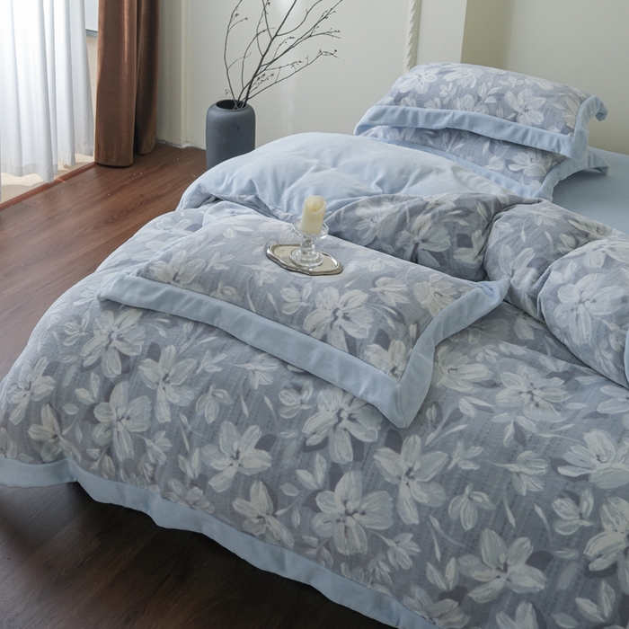 91家纺网 家纺一手货源 找家纺 米奈家居 2025新款立体雕花拼角款牛奶绒四件套 花如玉-蓝