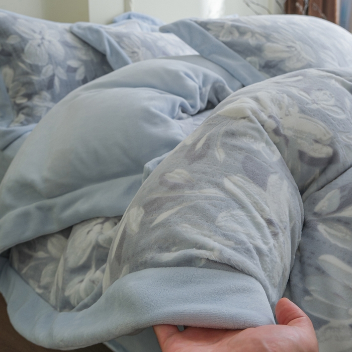 91家纺网 家纺一手货源 找家纺 米奈家居 2025新款立体雕花拼角款牛奶绒四件套 花如玉-蓝