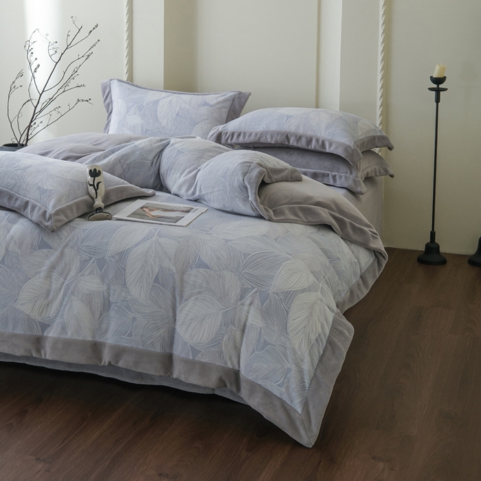 91家纺网 家纺一手货源 找家纺 米奈家居 2025新款立体雕花拼角款牛奶绒四件套 秋影-灰蓝