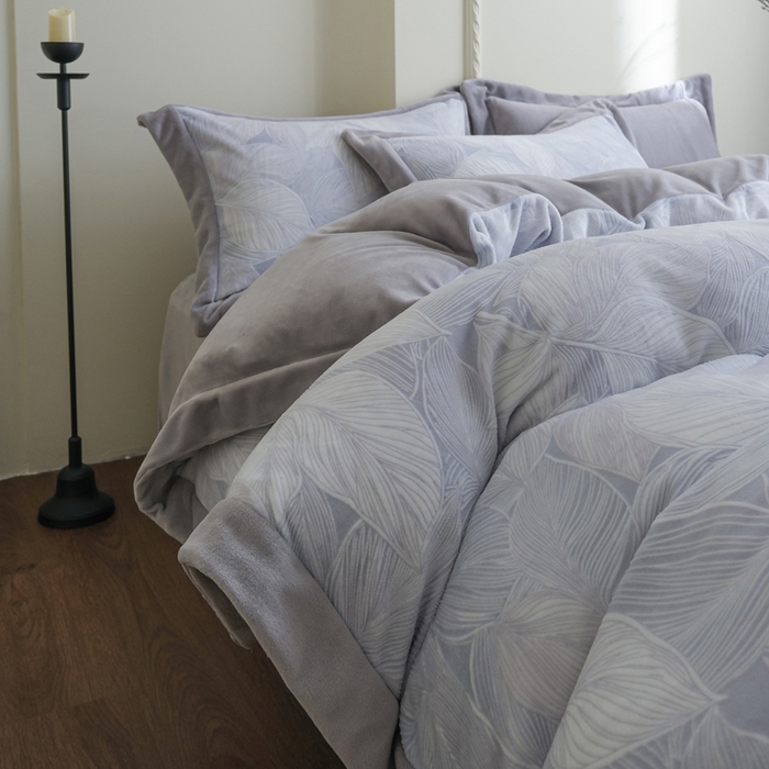 91家纺网 家纺一手货源 找家纺 米奈家居 2025新款立体雕花拼角款牛奶绒四件套 秋影-灰蓝