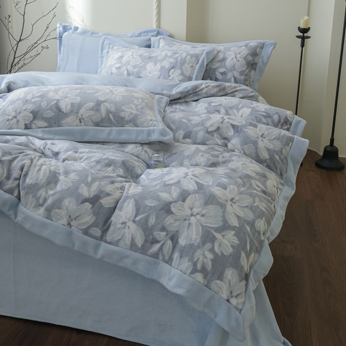 91家纺网 家纺一手货源 找家纺 米奈家居 2025新款立体雕花拼角款牛奶绒四件套 花如玉-蓝