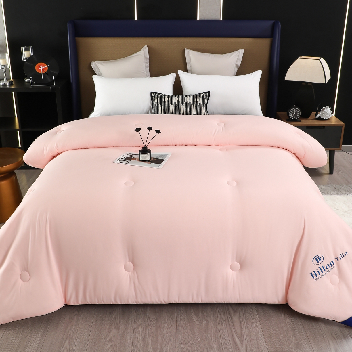 91家纺网 家纺一手货源 找家纺 寝美资家居 2025新款棉丝被子被芯-希尔顿 希尔顿-粉色