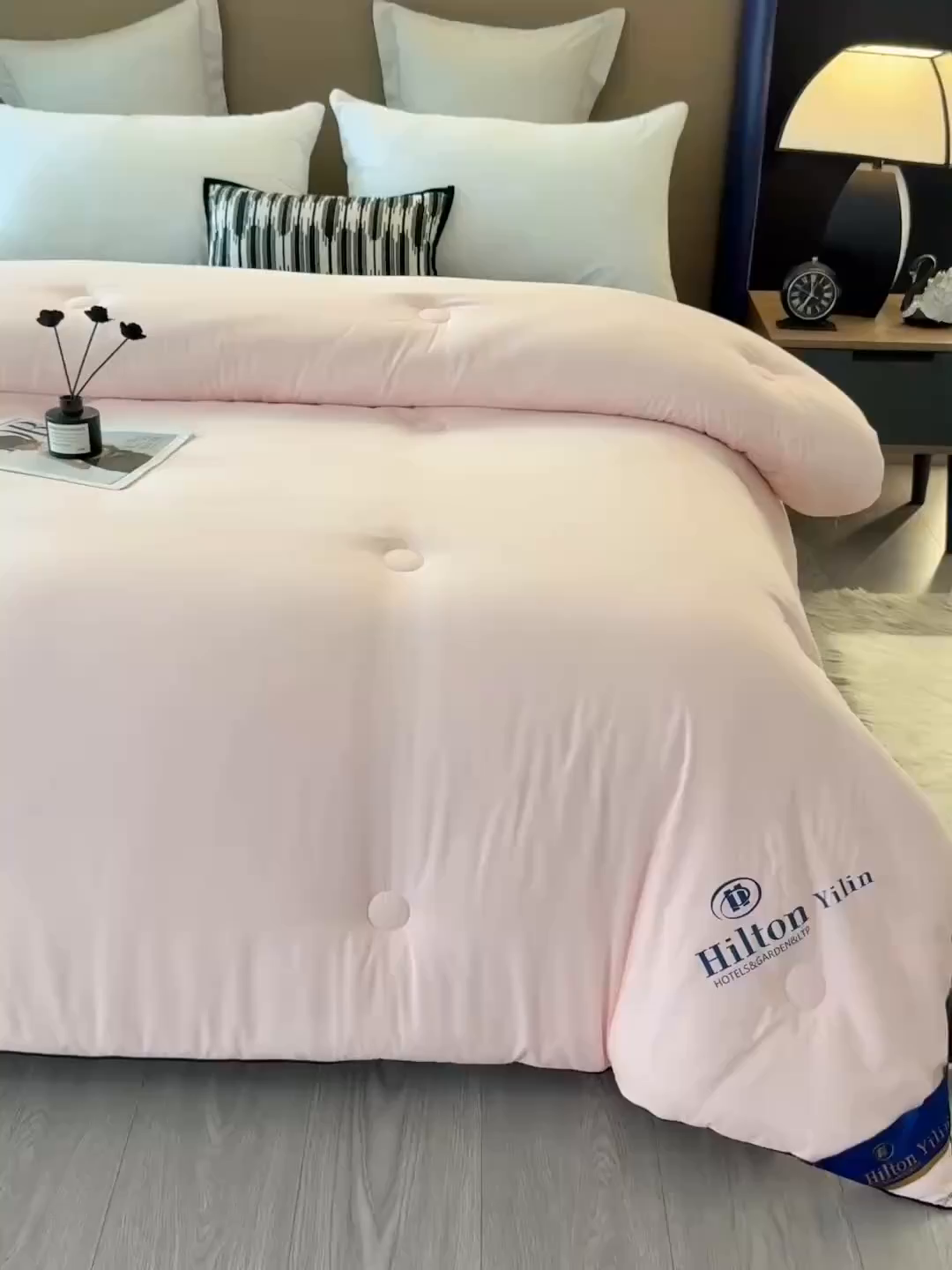 91家纺网 家纺一手货源 找家纺 寝美资家居 2025新款棉丝被子被芯-希尔顿 希尔顿-粉色