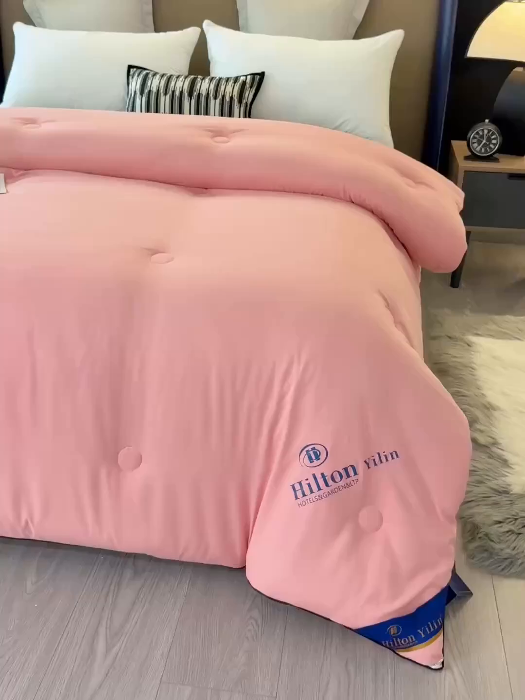 91家纺网 家纺一手货源 找家纺 寝美资家居 2025新款棉丝被子被芯-希尔顿 希尔顿-豆沙