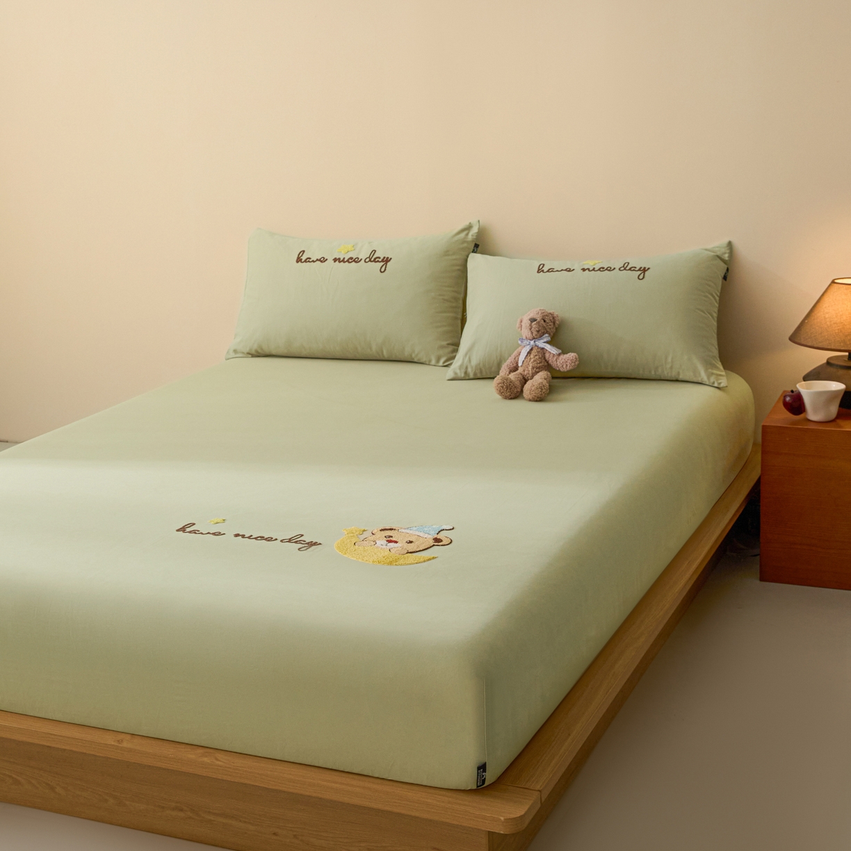 91家纺网 家纺一手货源 找家纺 锦觅 2025新款100S全棉长绒棉陶瓷磨毛绣花纯色单品床笠三件套 月亮小熊（奶绿）