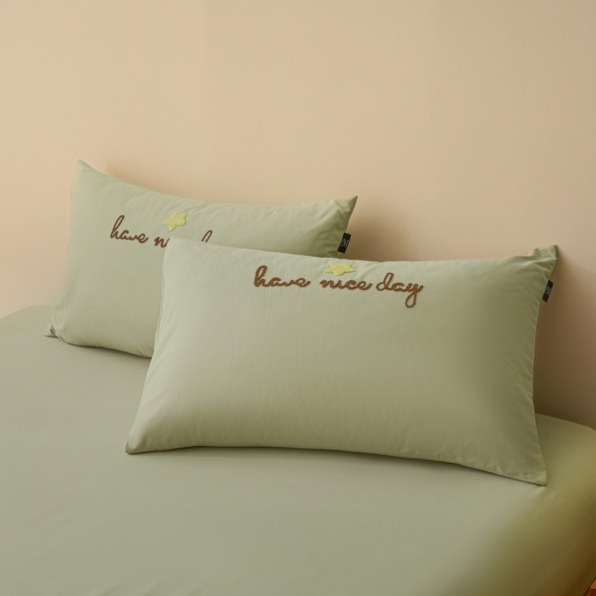 91家纺网 家纺一手货源 找家纺 锦觅 2025新款100S全棉长绒棉陶瓷磨毛绣花纯色单品床笠三件套 月亮小熊（奶绿）