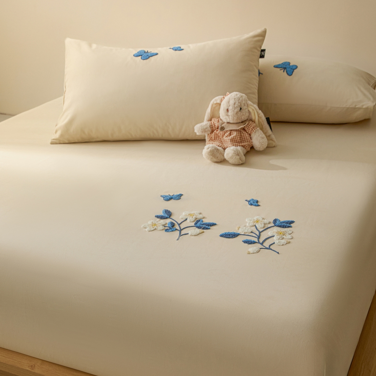 91家纺网 家纺一手货源 找家纺 锦觅 2025新款100S全棉长绒棉陶瓷磨毛绣花纯色单品床笠三件套 漫天飞舞（烟云米）