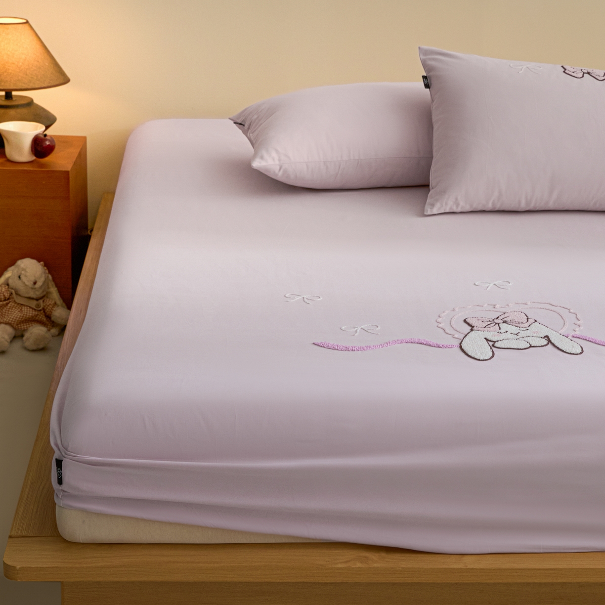 91家纺网 家纺一手货源 找家纺 锦觅 2025新款100S全棉长绒棉陶瓷磨毛绣花纯色单品床笠三件套 晚安兔兔（幻影紫）