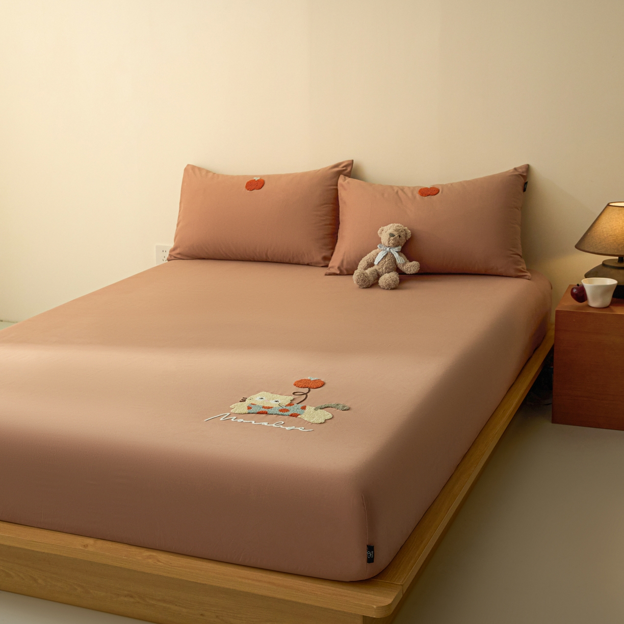 91家纺网 家纺一手货源 找家纺 锦觅 2025新款100S全棉长绒棉陶瓷磨毛绣花纯色单品床笠三件套 气球猫咪(深秋咖）