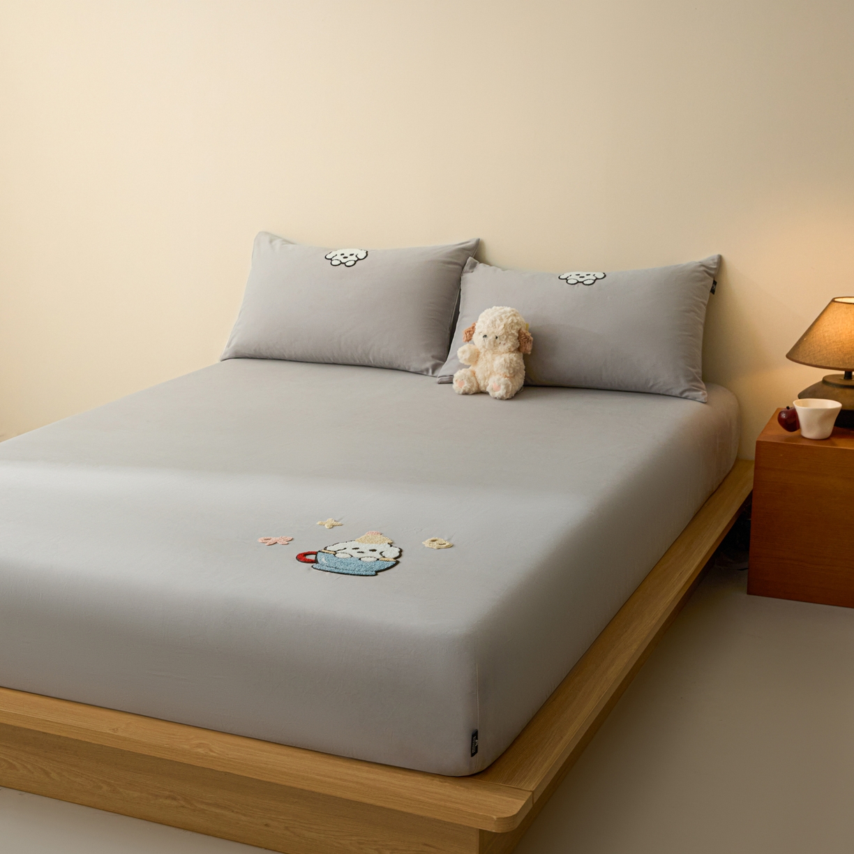 91家纺网 家纺一手货源 找家纺 锦觅 2025新款100S全棉长绒棉陶瓷磨毛绣花纯色单品床笠三件套 茶杯狗狗（太空灰）