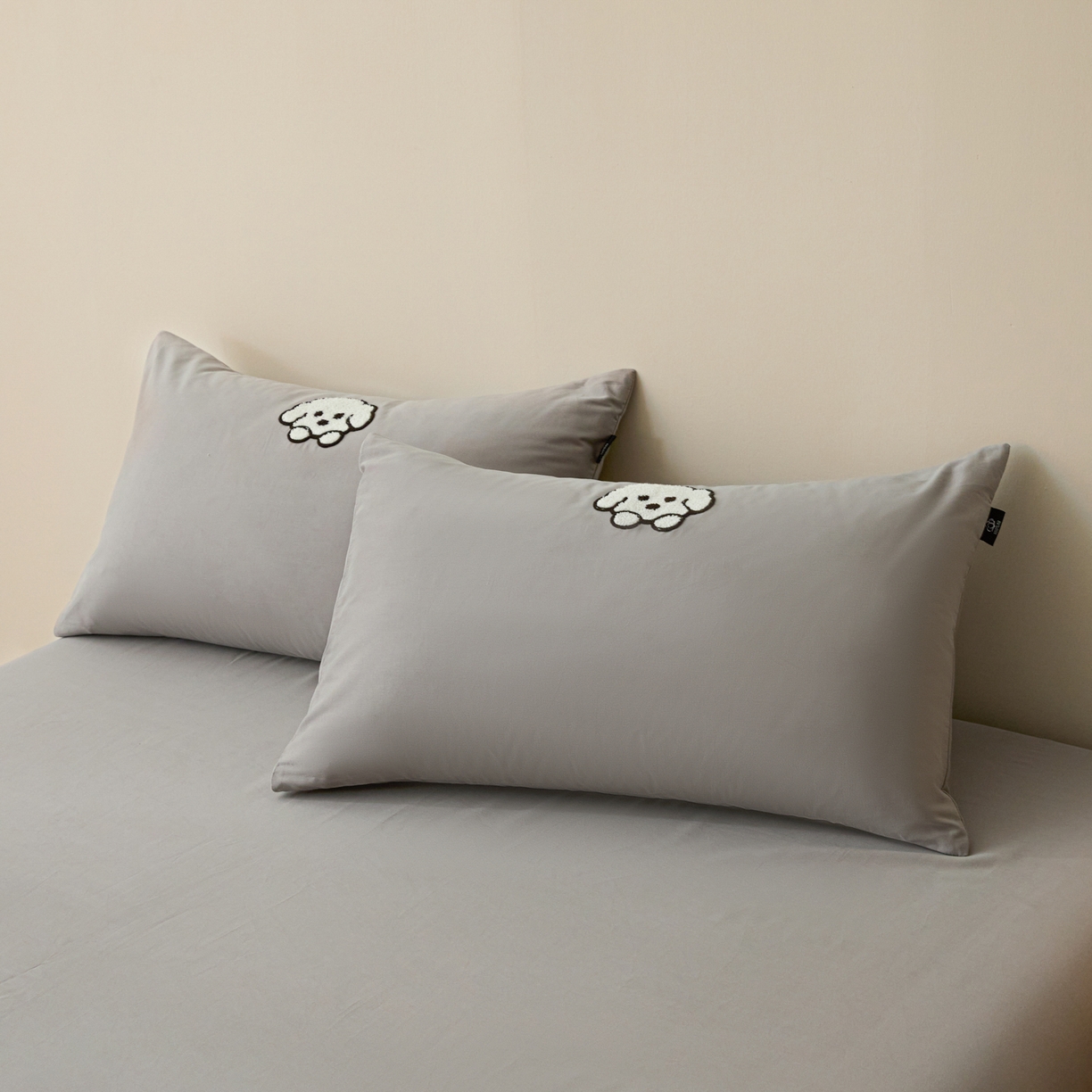 91家纺网 家纺一手货源 找家纺 锦觅 2025新款100S全棉长绒棉陶瓷磨毛绣花纯色单品床笠三件套 茶杯狗狗（太空灰）