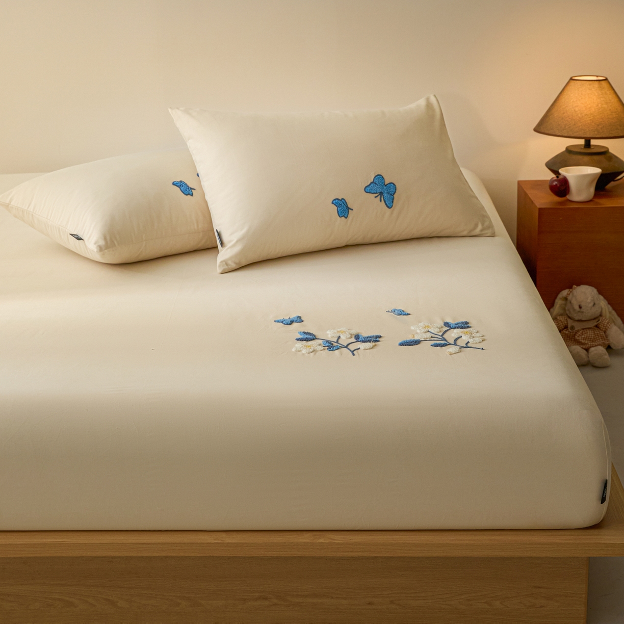 91家纺网 家纺一手货源 找家纺 锦觅 2025新款100S全棉长绒棉陶瓷磨毛绣花纯色单品床笠三件套 漫天飞舞（烟云米）