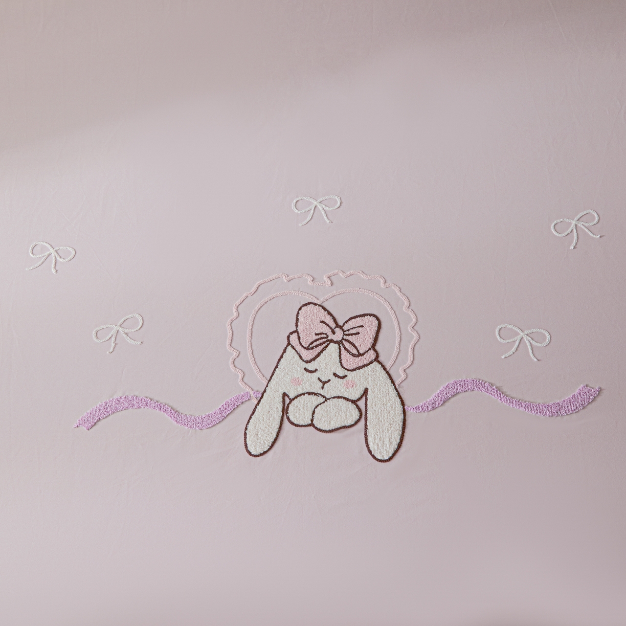 91家纺网 家纺一手货源 找家纺 锦觅 2025新款100S全棉长绒棉陶瓷磨毛绣花纯色单品床笠三件套 晚安兔兔（幻影紫）