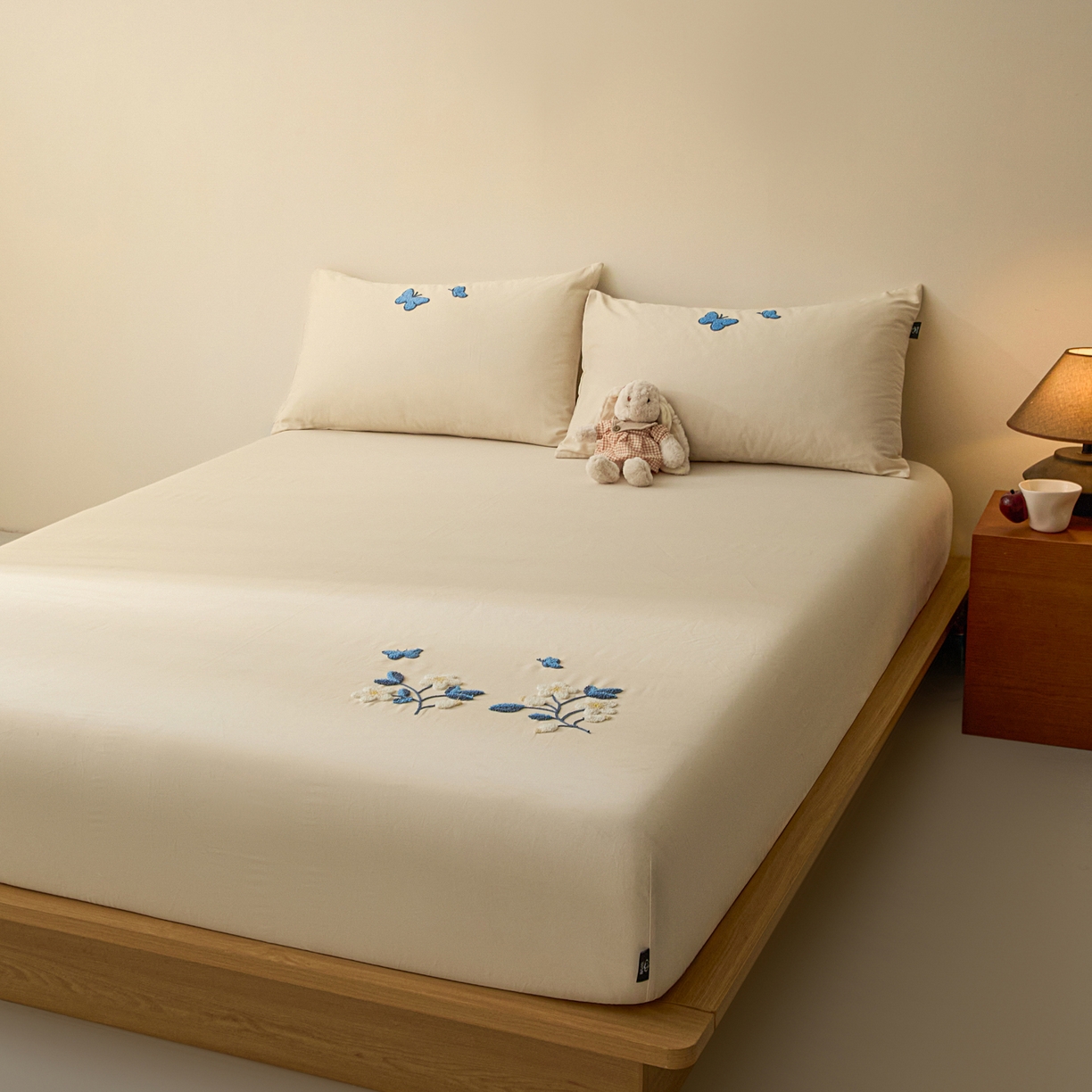 91家纺网 家纺一手货源 找家纺 锦觅 2025新款100S全棉长绒棉陶瓷磨毛绣花纯色单品床笠三件套 漫天飞舞（烟云米）