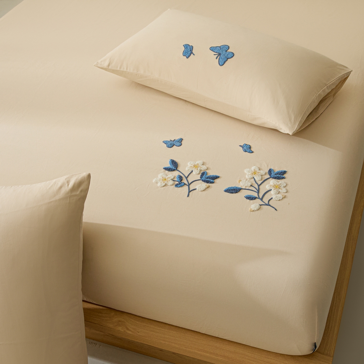 91家纺网 家纺一手货源 找家纺 锦觅 2025新款100S全棉长绒棉陶瓷磨毛绣花纯色单品床笠三件套 漫天飞舞（烟云米）