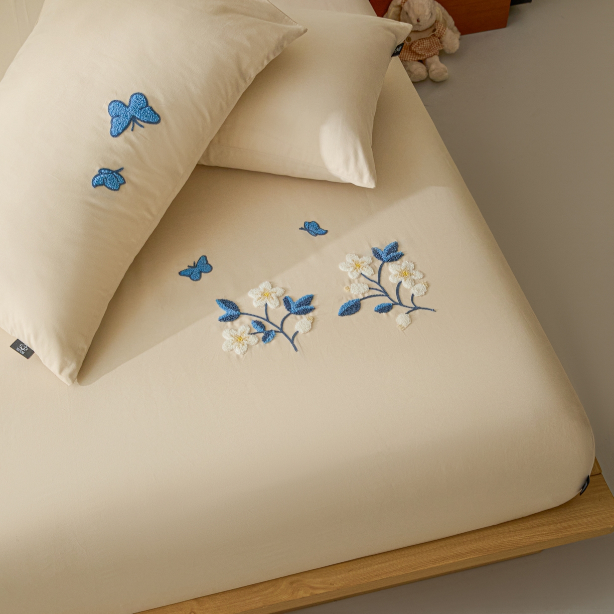 91家纺网 家纺一手货源 找家纺 锦觅 2025新款100S全棉长绒棉陶瓷磨毛绣花纯色单品床笠三件套 漫天飞舞（烟云米）