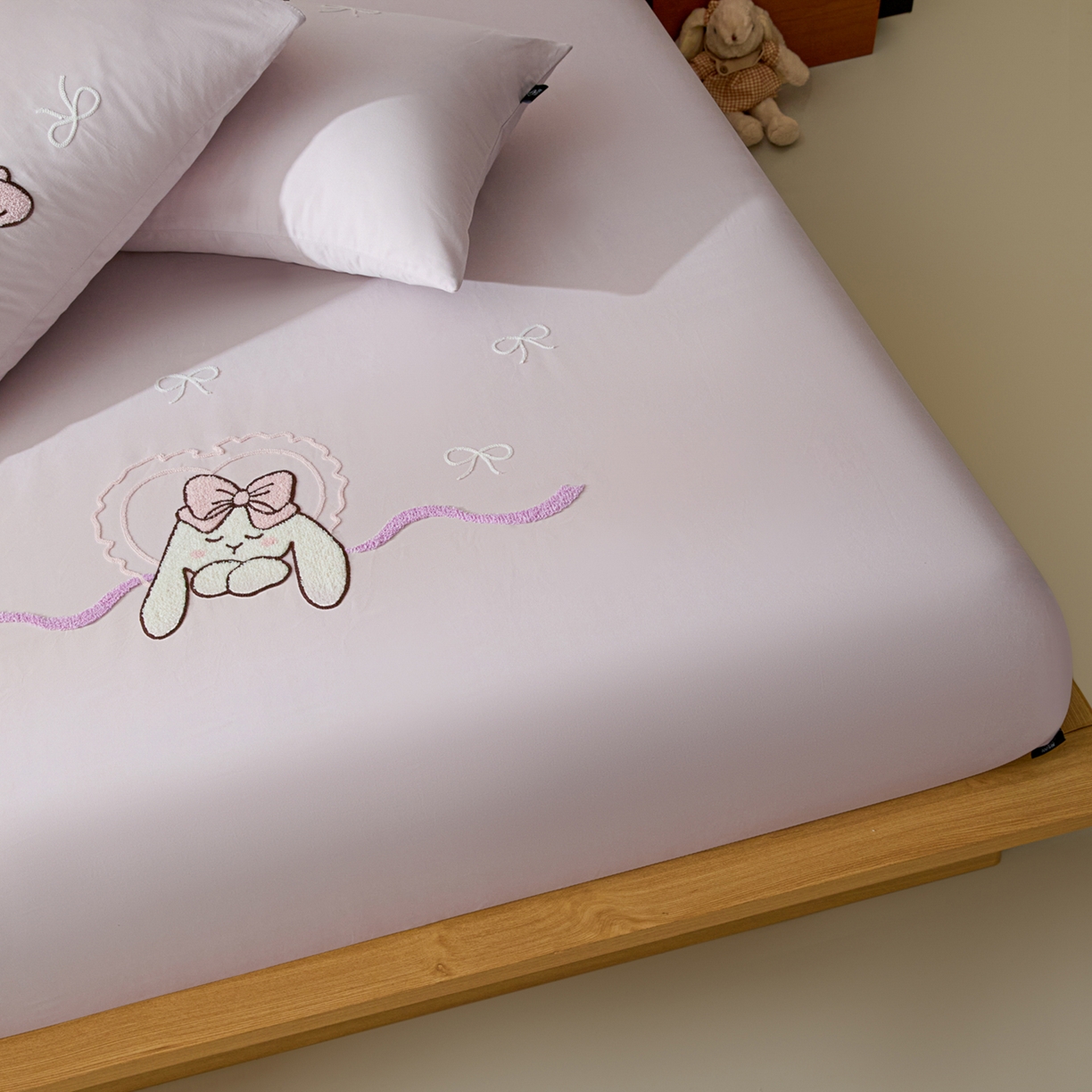 91家纺网 家纺一手货源 找家纺 锦觅 2025新款100S全棉长绒棉陶瓷磨毛绣花纯色单品床笠三件套 晚安兔兔（幻影紫）