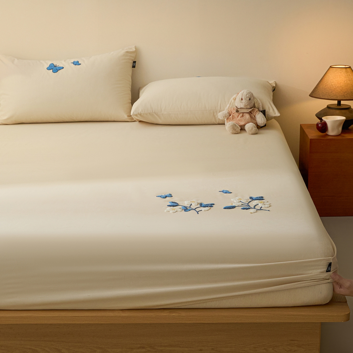 91家纺网 家纺一手货源 找家纺 锦觅 2025新款100S全棉长绒棉陶瓷磨毛绣花纯色单品床笠三件套 漫天飞舞（烟云米）