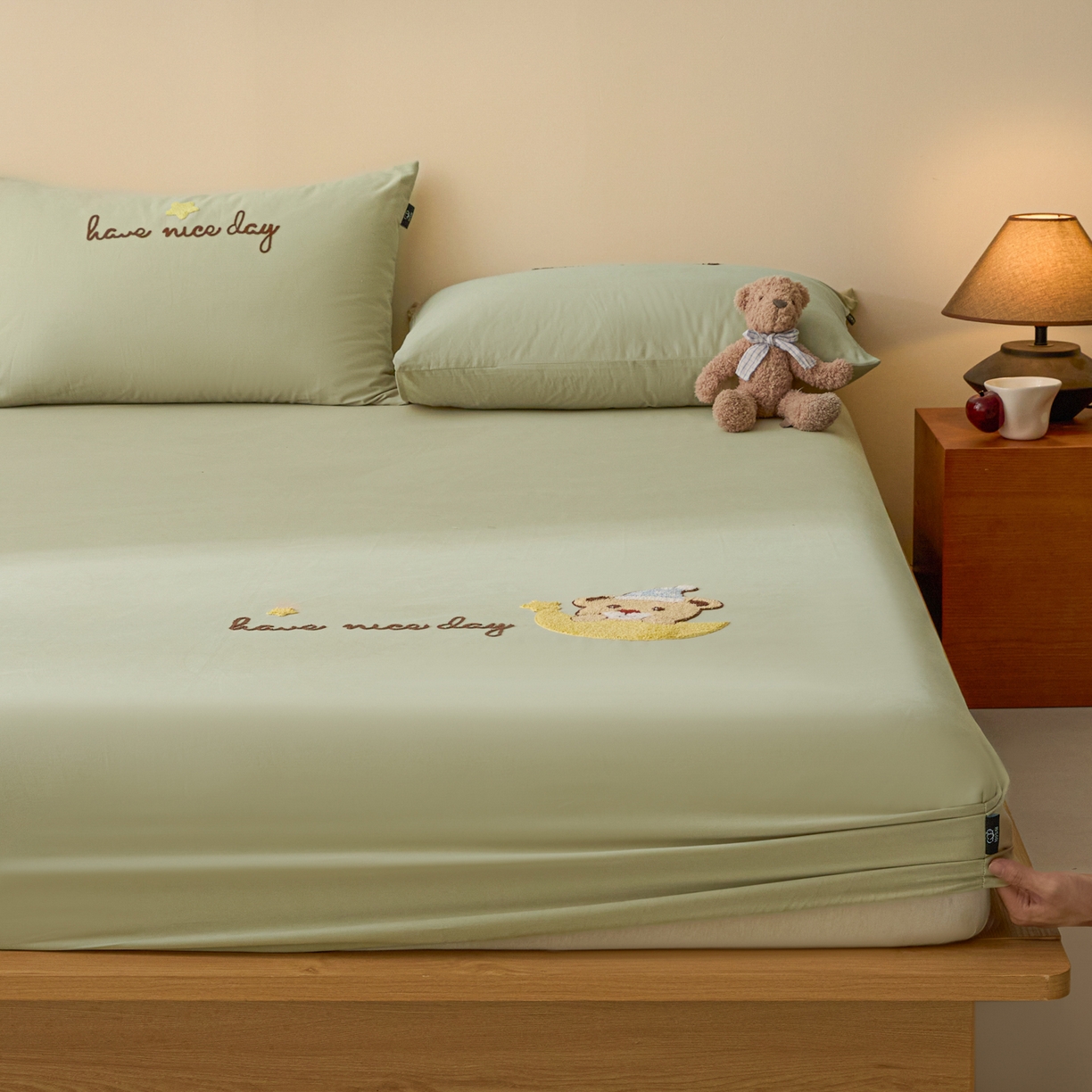 91家纺网 家纺一手货源 找家纺 锦觅 2025新款100S全棉长绒棉陶瓷磨毛绣花纯色单品床笠三件套 月亮小熊（奶绿）