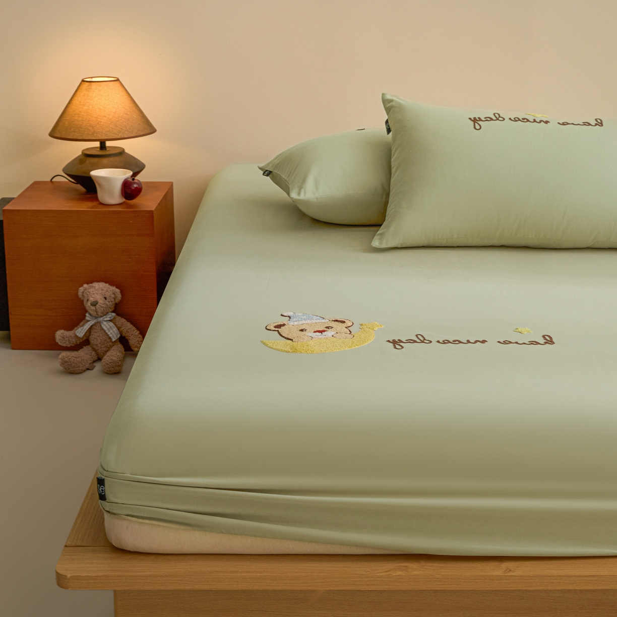 91家纺网 家纺一手货源 找家纺 锦觅 2025新款100S全棉长绒棉陶瓷磨毛绣花纯色单品床笠三件套 月亮小熊（奶绿）