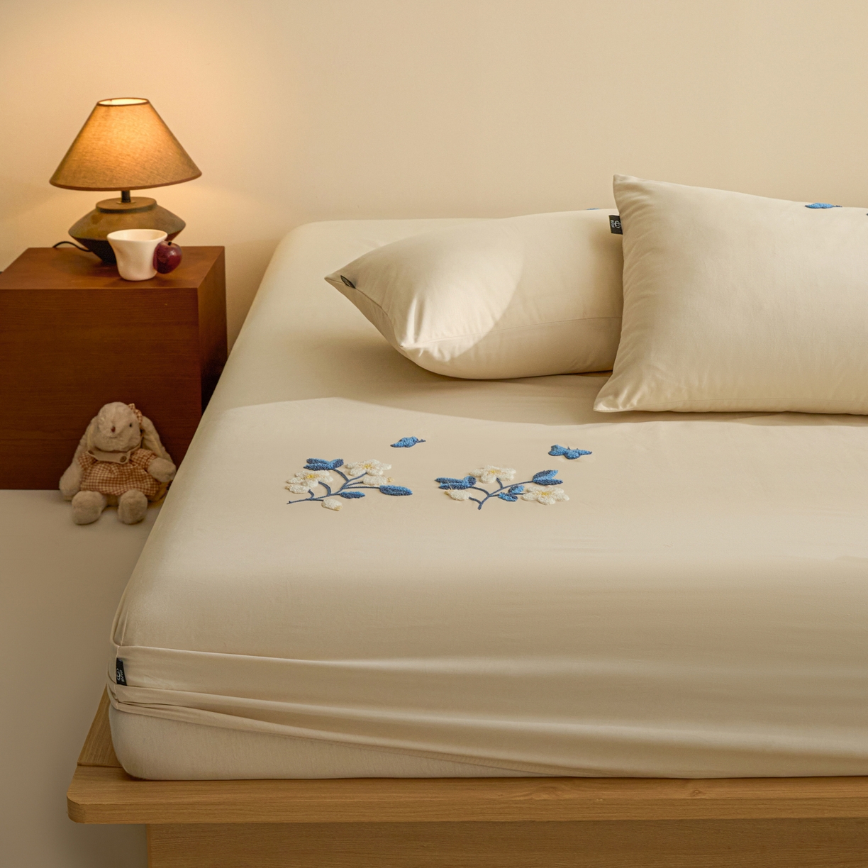 91家纺网 家纺一手货源 找家纺 锦觅 2025新款100S全棉长绒棉陶瓷磨毛绣花纯色单品床笠三件套 漫天飞舞（烟云米）