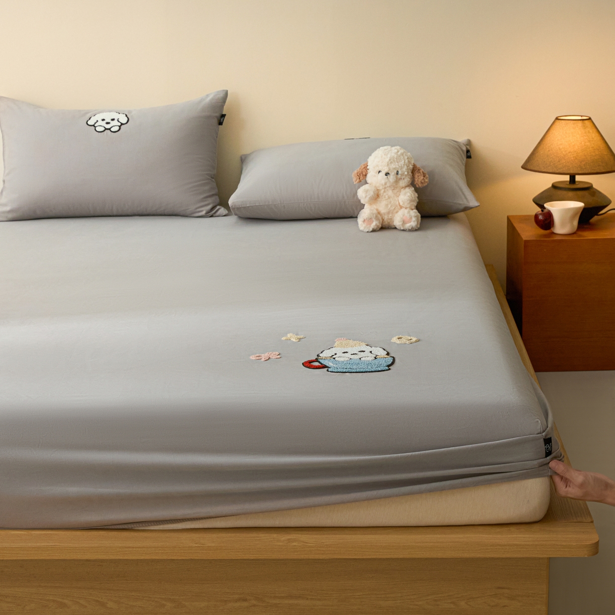 91家纺网 家纺一手货源 找家纺 锦觅 2025新款100S全棉长绒棉陶瓷磨毛绣花纯色单品床笠三件套 茶杯狗狗（太空灰）