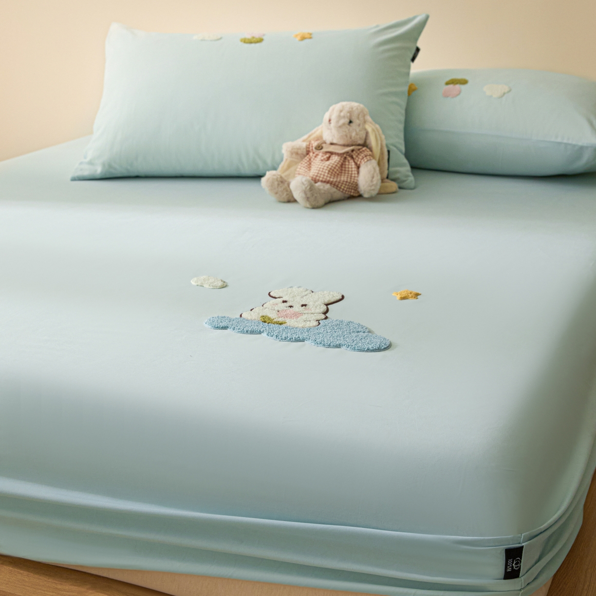 91家纺网 家纺一手货源 找家纺 锦觅 2025新款100S全棉长绒棉陶瓷磨毛绣花纯色单品床笠三件套 星空兔兔（湖水蓝）