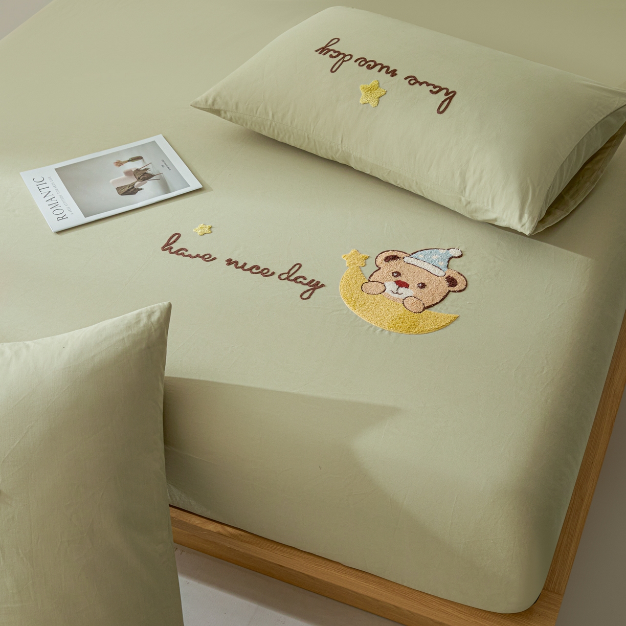 91家纺网 家纺一手货源 找家纺 锦觅 2025新款100S全棉长绒棉陶瓷磨毛绣花纯色单品床笠三件套 月亮小熊（奶绿）