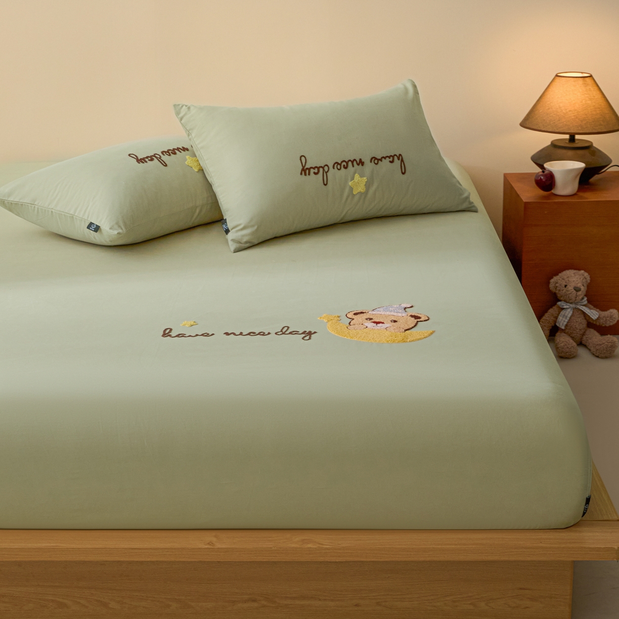 91家纺网 家纺一手货源 找家纺 锦觅 2025新款100S全棉长绒棉陶瓷磨毛绣花纯色单品床笠三件套 月亮小熊（奶绿）