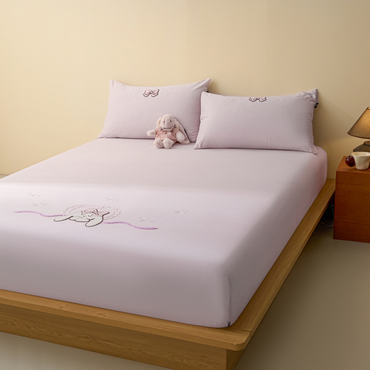 91家纺网 家纺一手货源 找家纺 锦觅 2025新款100S全棉长绒棉陶瓷磨毛绣花纯色单品床笠三件套 晚安兔兔（幻影紫）